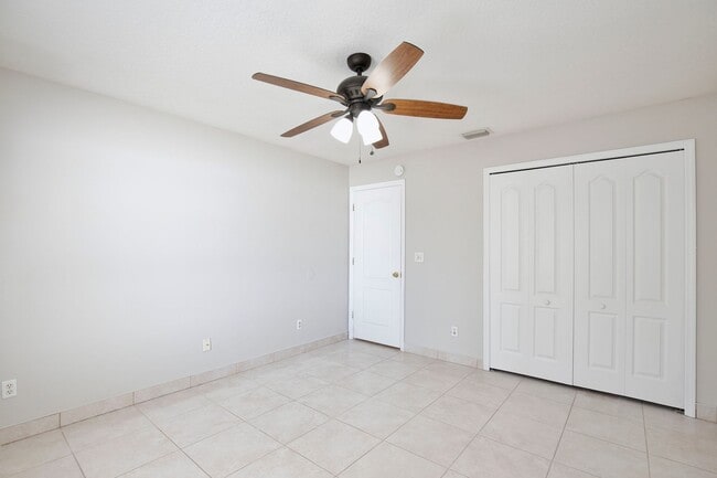 Building Photo - Spacious 3/2 with 2-Car Garage Home in Louisa Pointe Community - Clermont!
