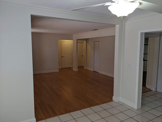 Building Photo - 8 S Arcturas Ave