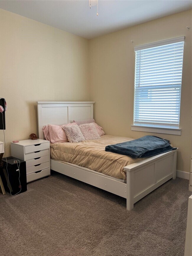 Building Photo - 13107 Clear View Dr