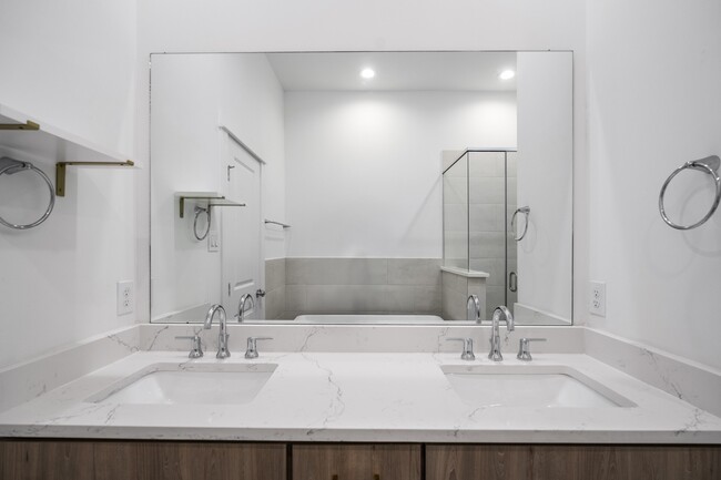 Building Photo - 594 Janisch Rd