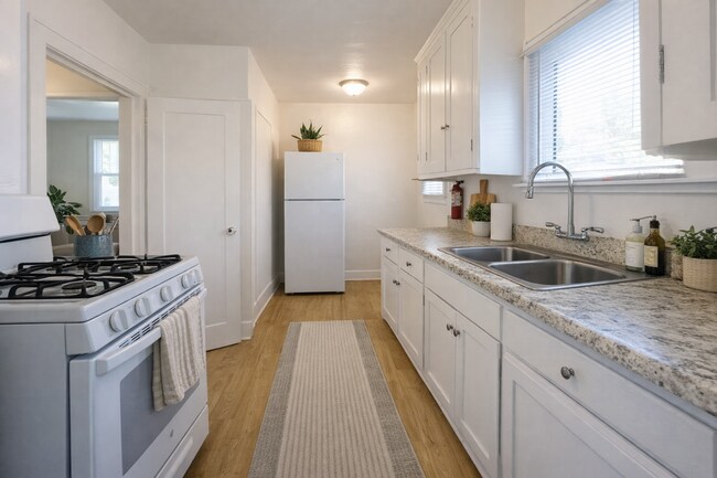 Building Photo - Charming 2nd-Floor 1BR in Alhambra | New Carpet, Granite Counters & Free Laundry!
