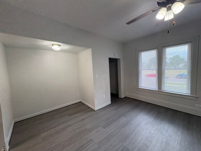 Building Photo - 545 Balcom St
