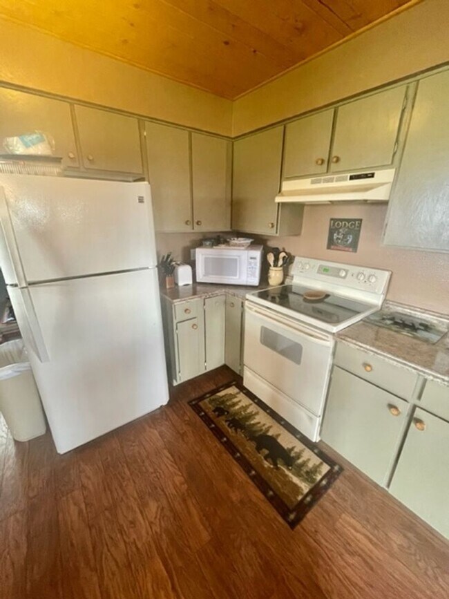 Building Photo - Beautiful Lake Hatcher Home With Views of ...