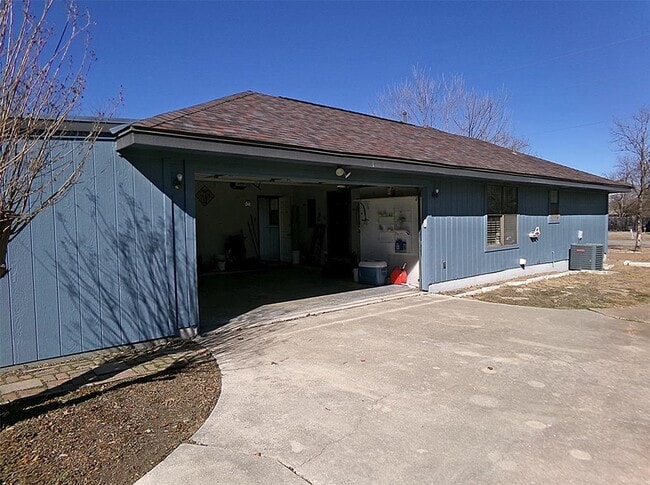 Building Photo - 1913 Killarney Dr