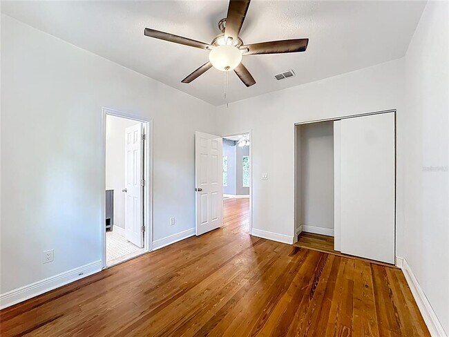 Building Photo - 2409 Drake Dr