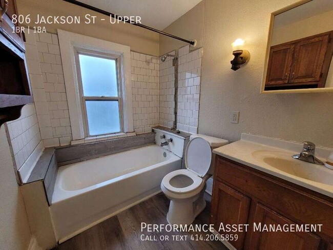 Building Photo - Cozy 1BR upper with balcony in Racine