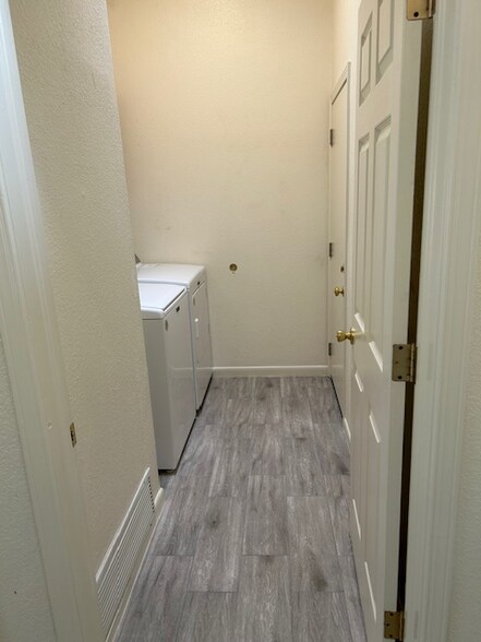 Building Photo - 3012 Silver Lake Pl