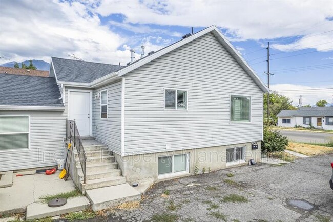Building Photo - 792 500 N