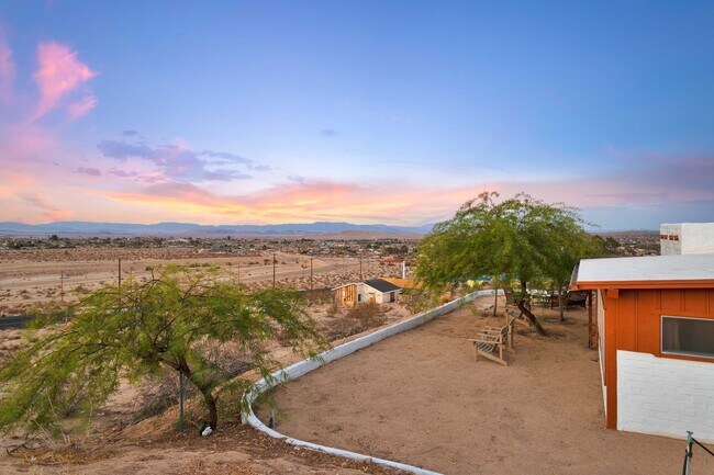 Building Photo - 2 Bedroom 1 Bath - Furnished Hilltop Home - Free Internet