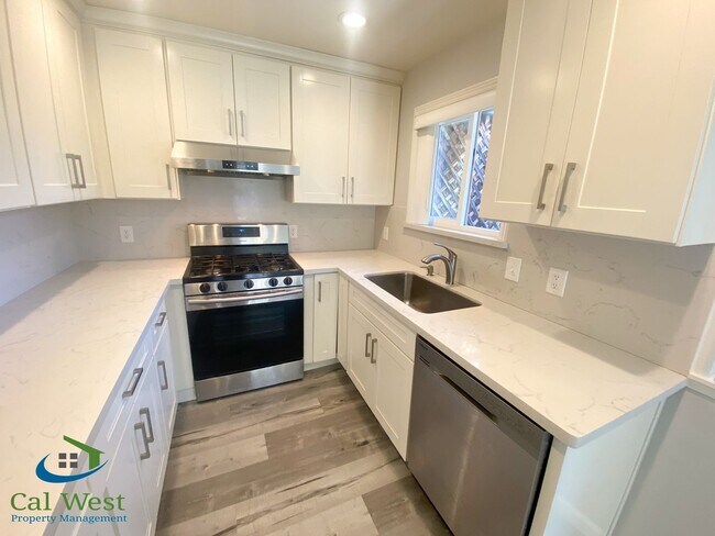 Building Photo - $3195 - Remodeled 2Bed/1 Bath Duplex in th...
