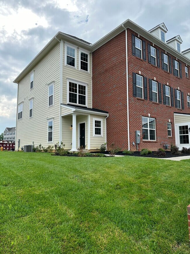 Building Photo - Coming Soon! End unit townhome in Darley G...