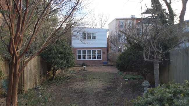 Building Photo - Beautiful single family home in historic D...