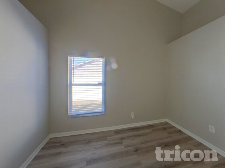 Building Photo - 217 Lakeway Ln