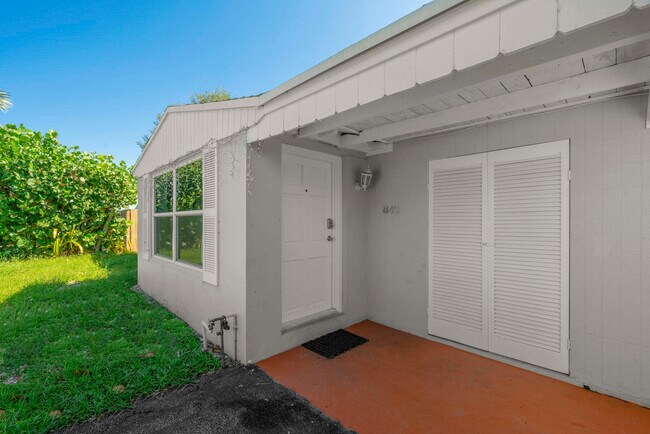 Building Photo - 842 SW 11th Ct