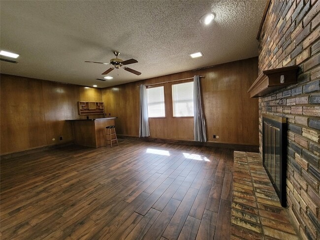 Building Photo - 738 Hawthorne Ln