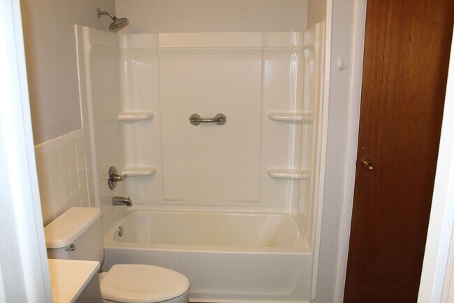 Building Photo - 2 BR Duplex in Avon!