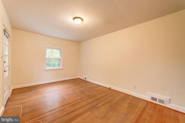 Building Photo - 1239 S Oakcrest Rd