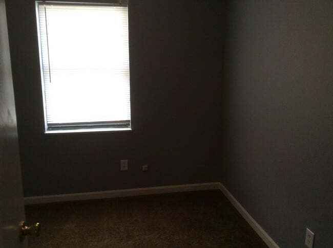 Building Photo - SPACIOUS 3 BEDROOM, 1.5 BATHROOM TOWN HOUSE LOCATED IN RADCLIFF