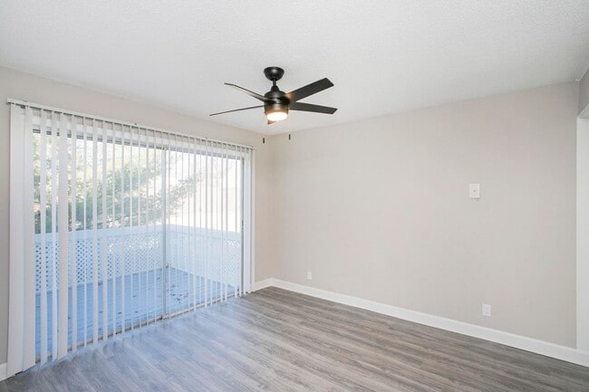 Building Photo - 421 Raintree Dr