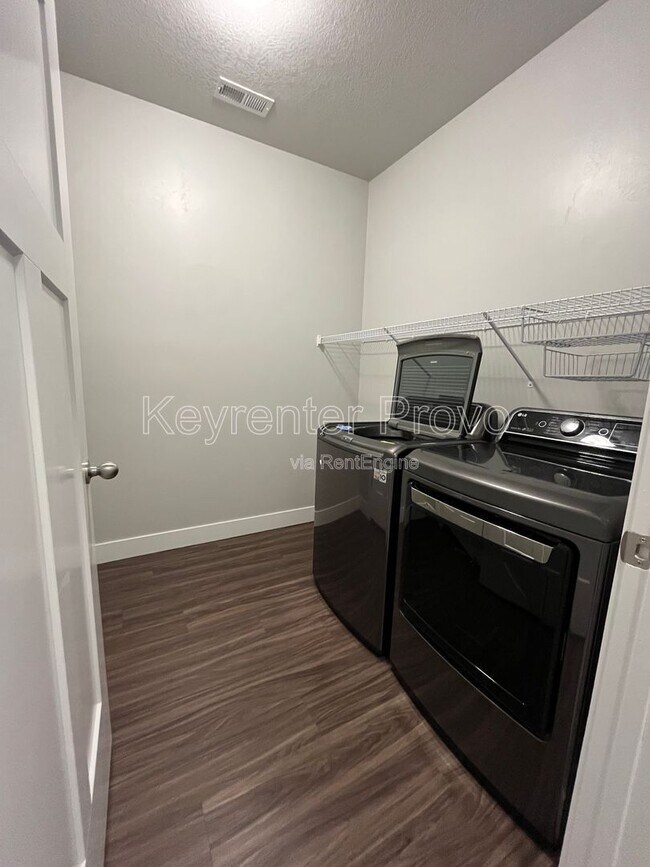 Building Photo - 586 N 360 W