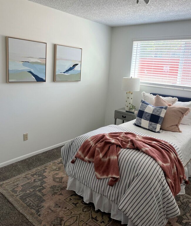 Building Photo - 2 Bedroom Condo at Greentree Condominiums!