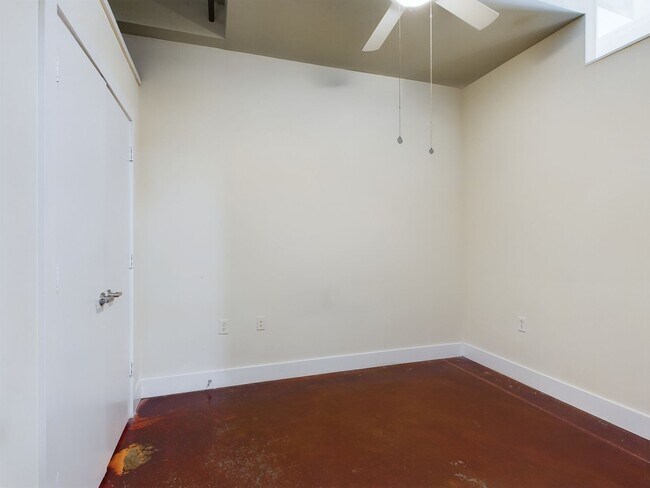 Building Photo - 815 Perry St