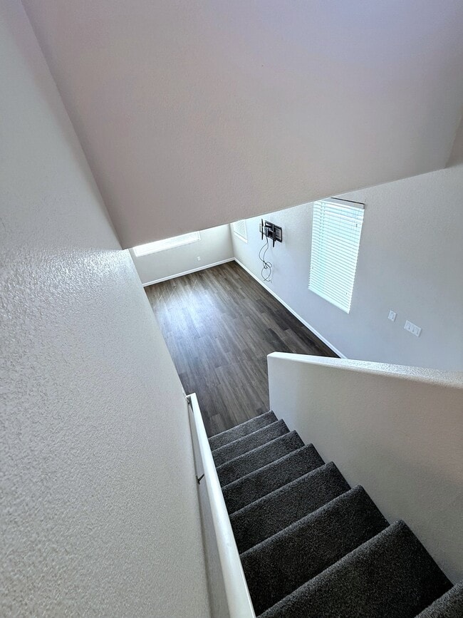 Building Photo - 8936 Mission Ridge Dr