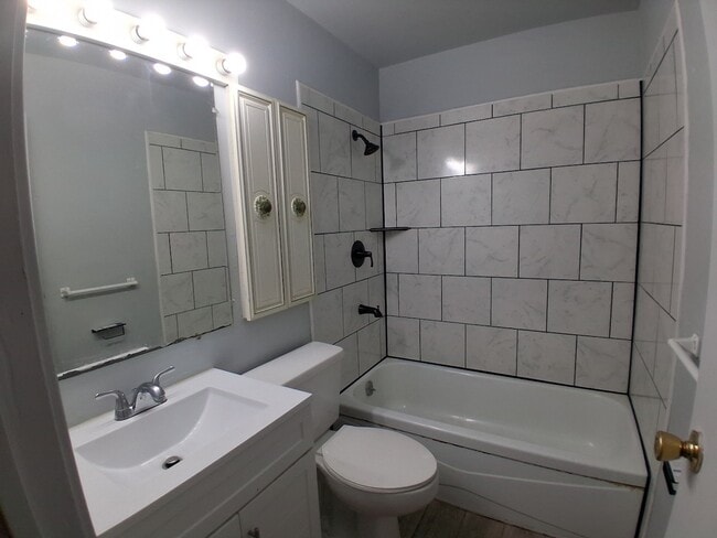 Building Photo - 1709 Crestview Dr