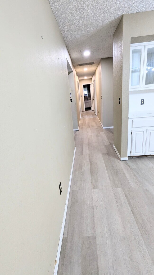 Building Photo - 7720 S Lakewood Ave