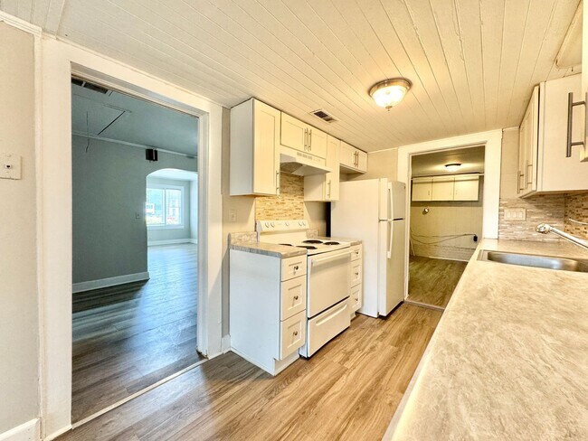 Building Photo - Renovated 2 Bedroom with Optional Third
