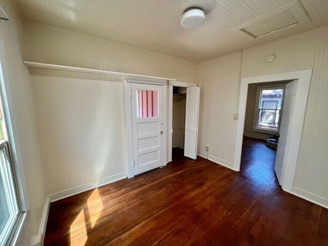 Building Photo - 5th Street Charm! Apply NOW!