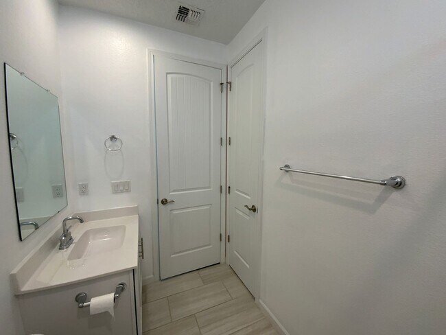 Building Photo - 5 Bedroom Luxury Home Available Near Louis...
