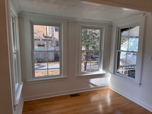 Building Photo - 207 E Custer St