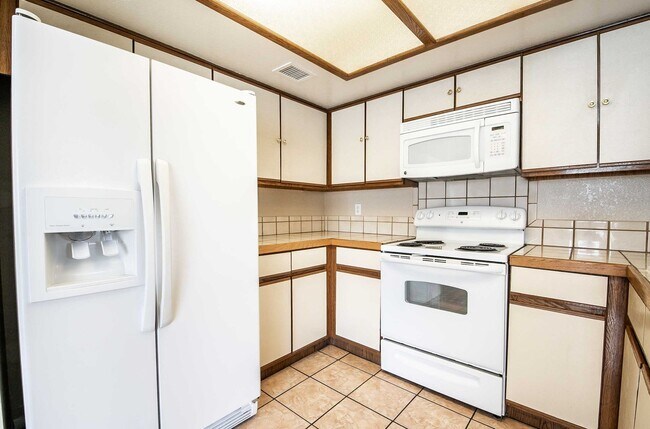Building Photo - Great 2 Bedroom Condo