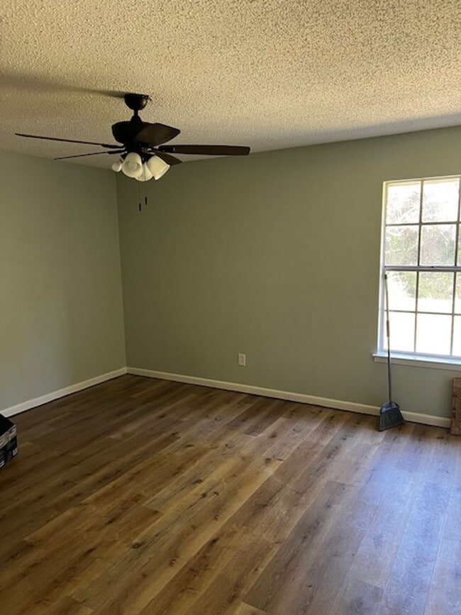 Building Photo - 3/2 Large Backyard, NEWLY renovated Kitchen & Baths