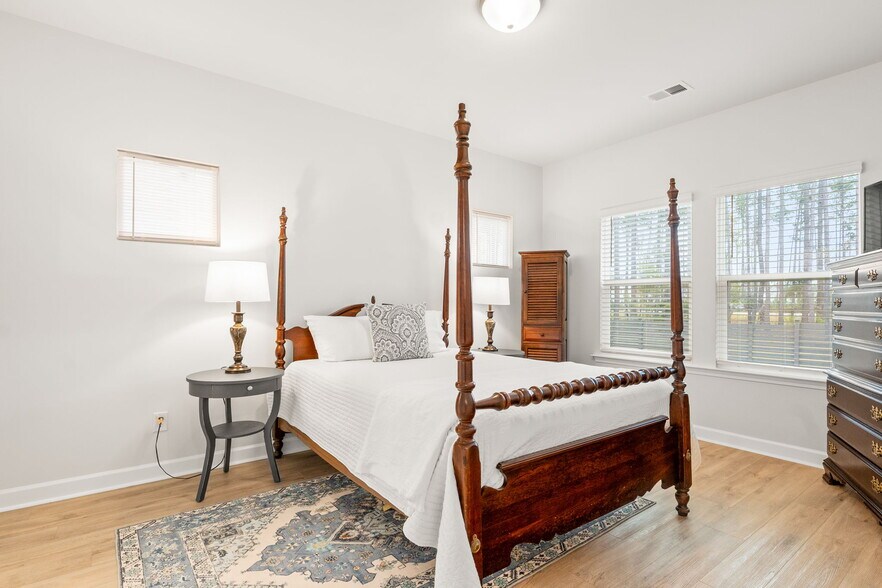 Building Photo - 825 Descartes St