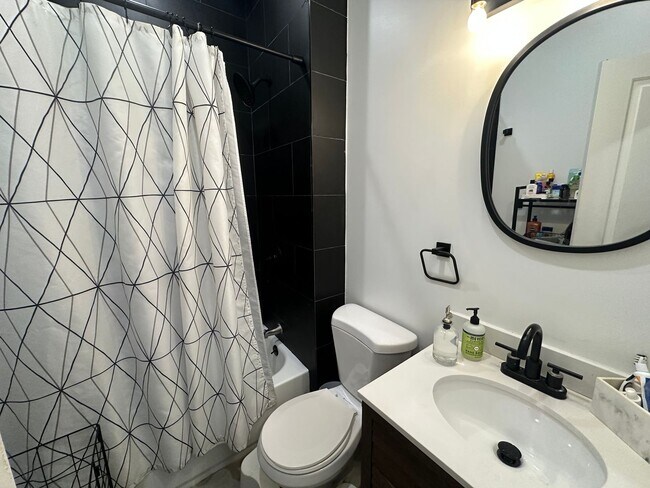 Building Photo - Modern Renovated 1 bedroom 1 bathroom apartment