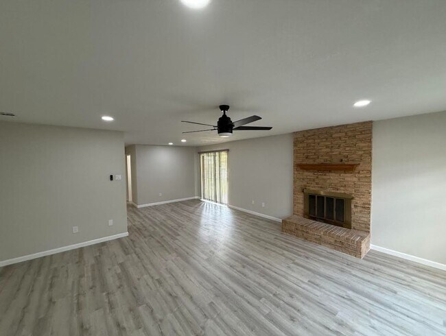 Building Photo - AVAILABLE NOW - (SECTION 8 ACCEPTED)
