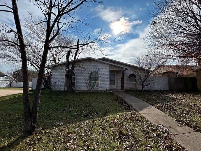 Building Photo - Step inside and be captivated by the warmth of this House!