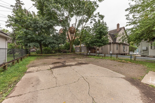 Building Photo - 808 E Ann St