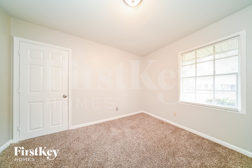 Building Photo - 342 Roxbury Dr