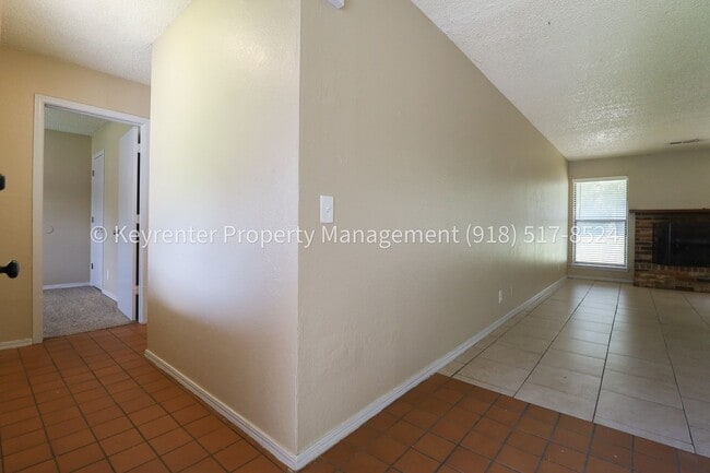 Building Photo - 4902 S Gum Ave