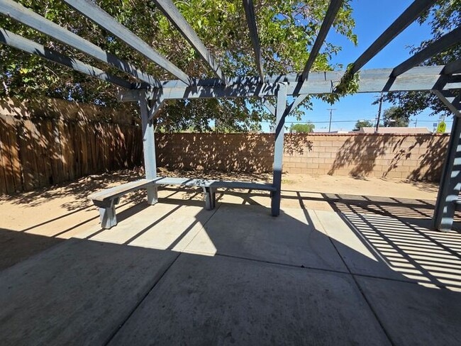 Building Photo - Newly available