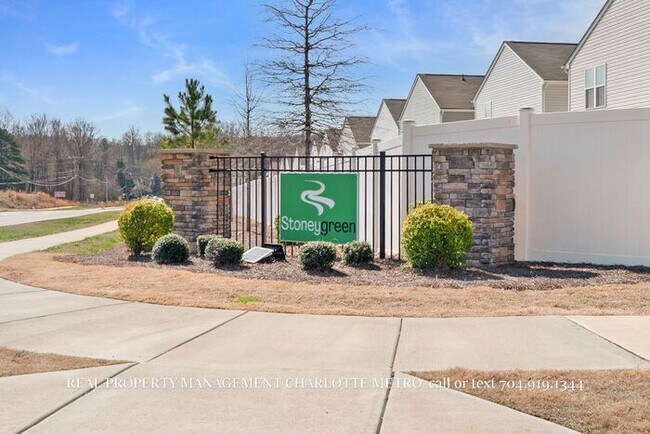Building Photo - Stunning 4-bedroom, 2.5-bathroom home located in the vibrant city of Charlotte, NC.