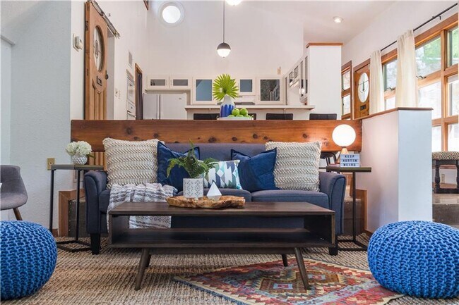 Building Photo - South Austin 4x2 Unique Home!