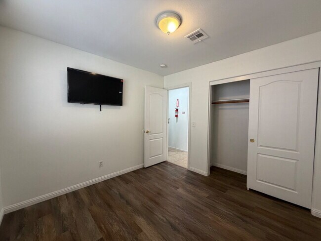 Building Photo - SINGLE-STORY HOME | GATED COMMUNITY | FLEXIBLE FURNISHING OPTIONS I 4 Bedroom Home with Private B...