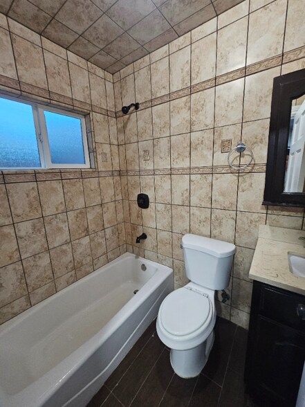 Building Photo - 2811 N Wilmington Ave