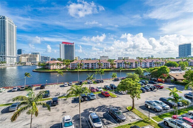 Building Photo - 200 Leslie Dr