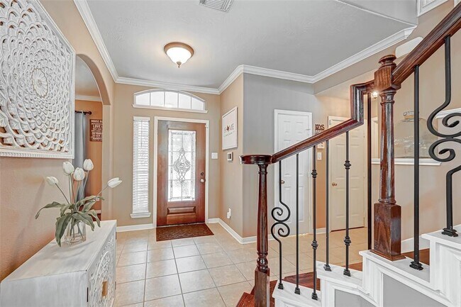 Building Photo - 618 Silver Creek Cir