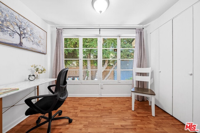 Building Photo - 2005 Beachwood Dr